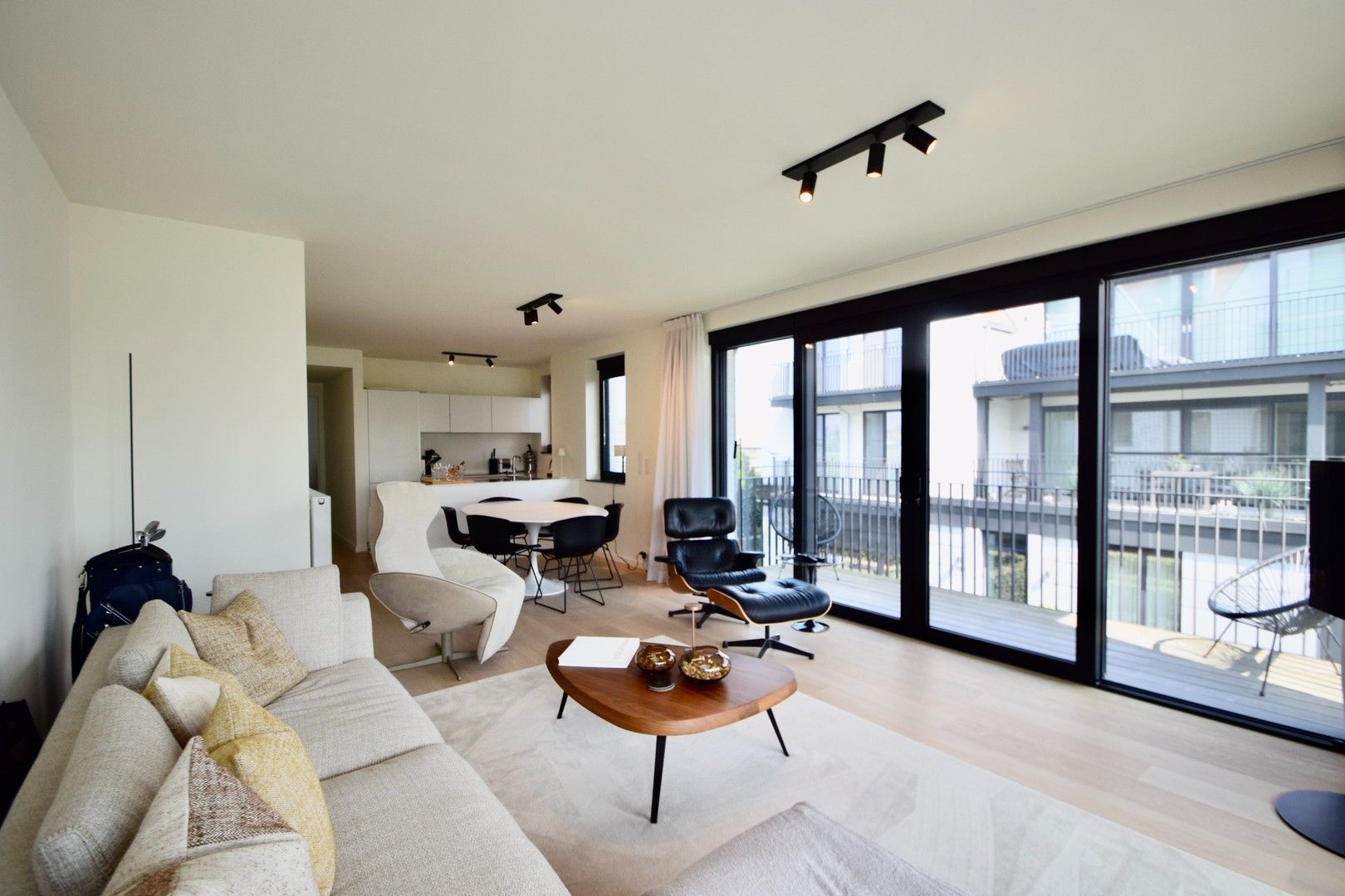 Hoekappartement te huur in Duinenwater met een prachtig zonneterras genietend van het frontaal meerzicht. foto 6