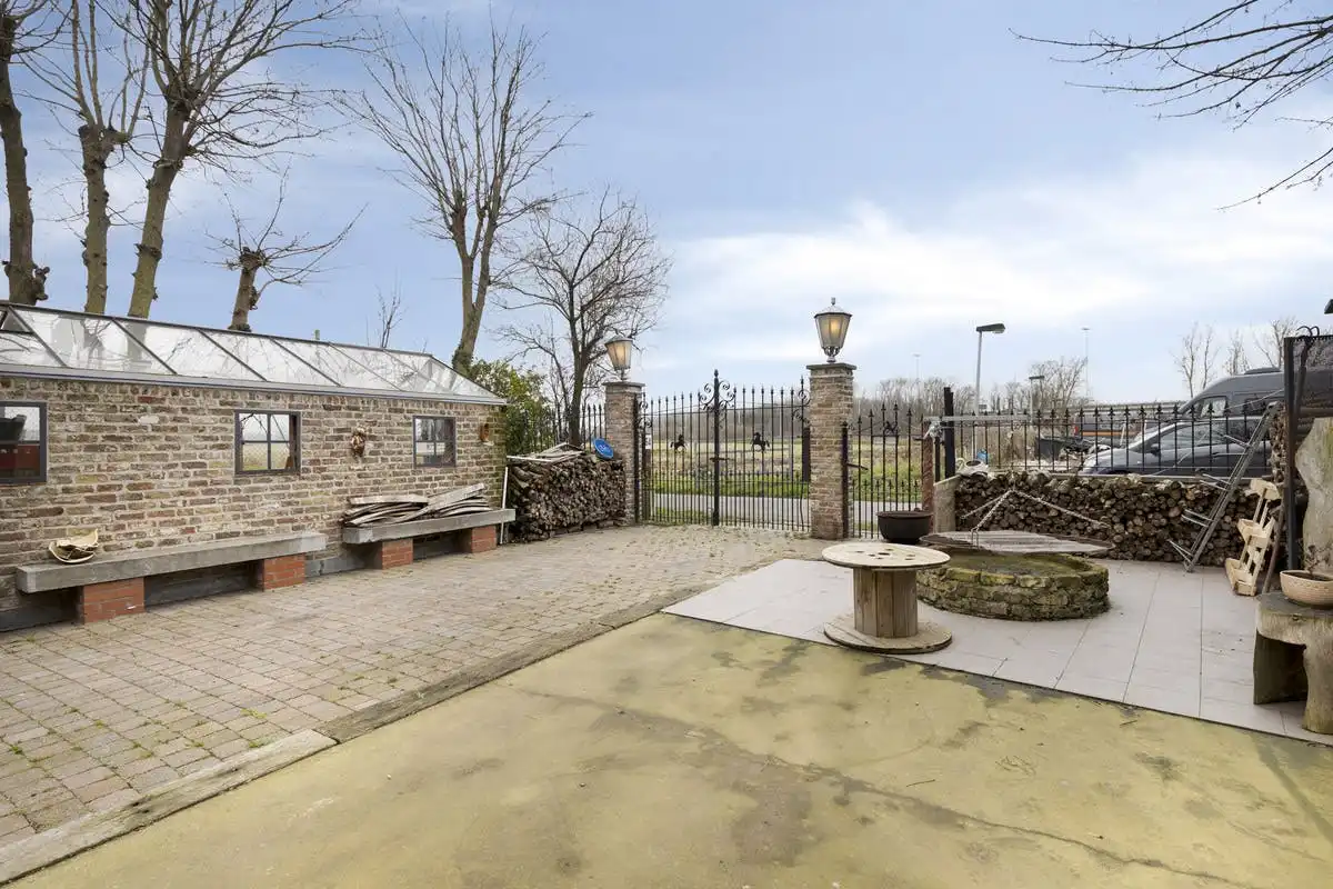 Polyvalente woning te Oudenburg met grote parking foto 32