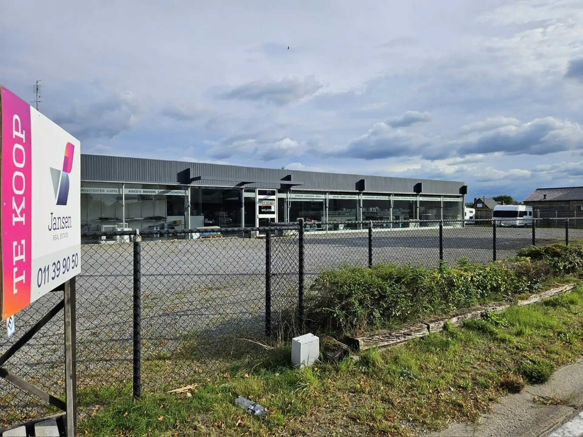 Te koop: commercieel gebouw of projectlocatie in Dilsen-Stokkem foto {{pictureIndex}}