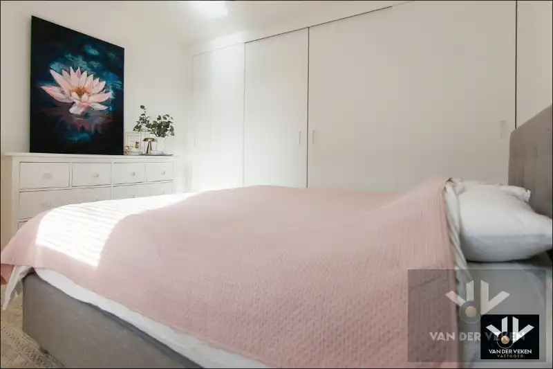 Knap ingericht, recent en lichtrijke woning met 3 ruime slpk en volledig omheinde tuin foto 11