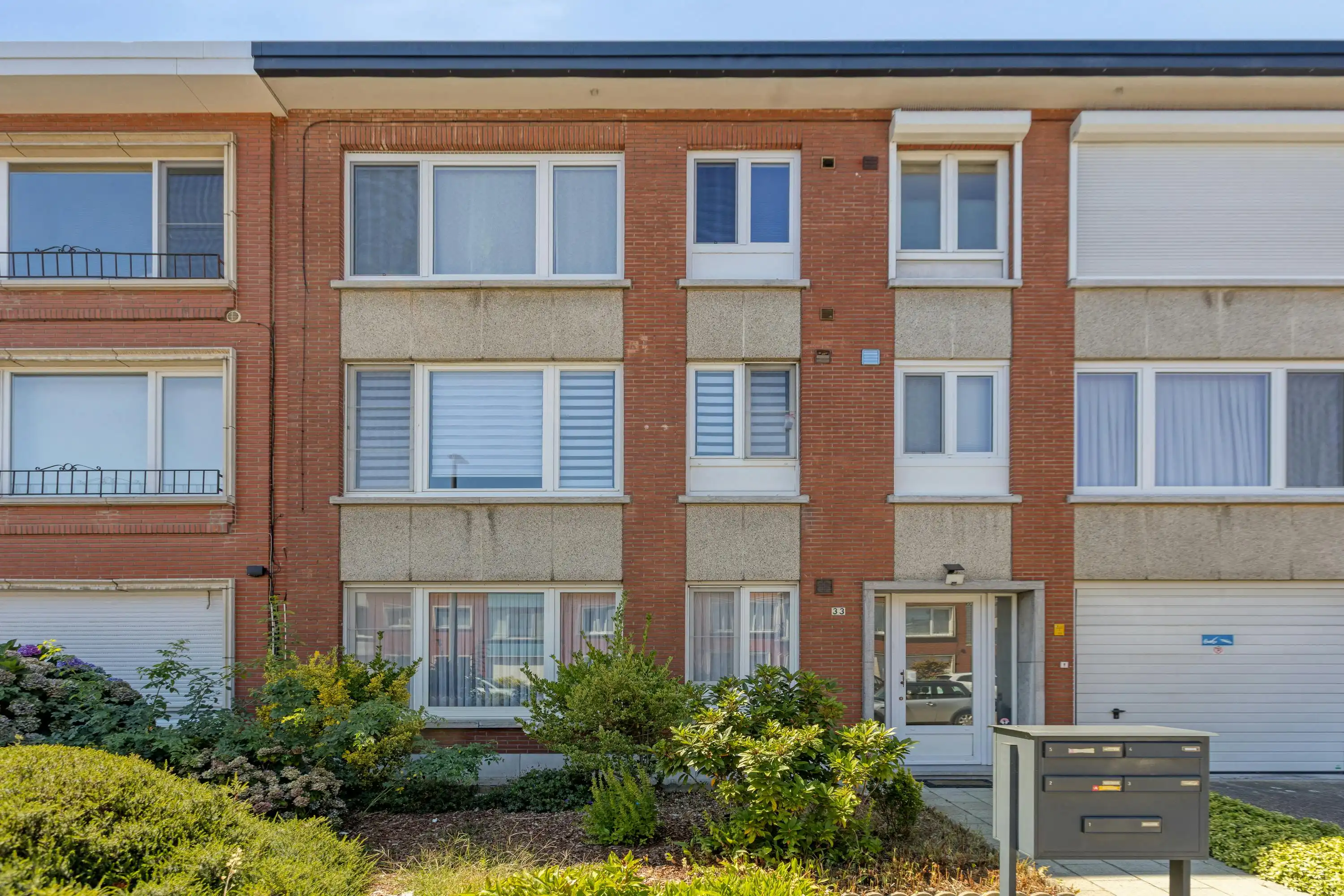 Gelijkvloers appartement te koop in Deurne met garage  foto {{pictureIndex}}