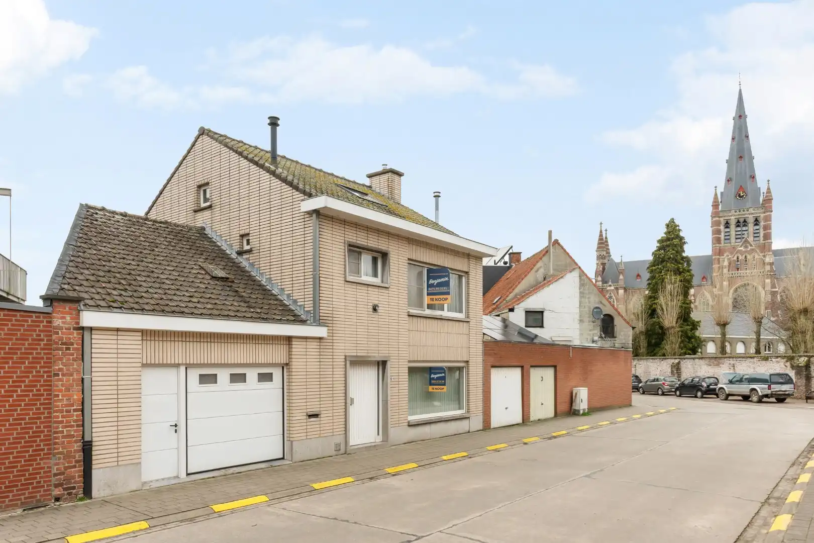 Hoofdfoto van de publicatie: Woning met 3 slaapkamers, zolder, garage en tuin in het centrum van Dadizele