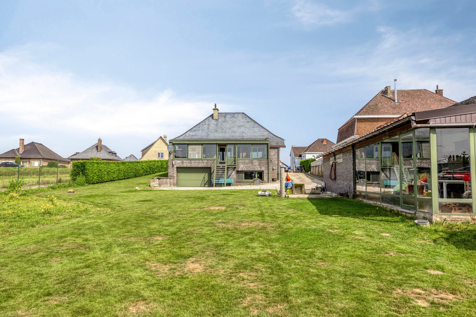 Vrijstaande woning met grote tuin en veel potentieel foto 3