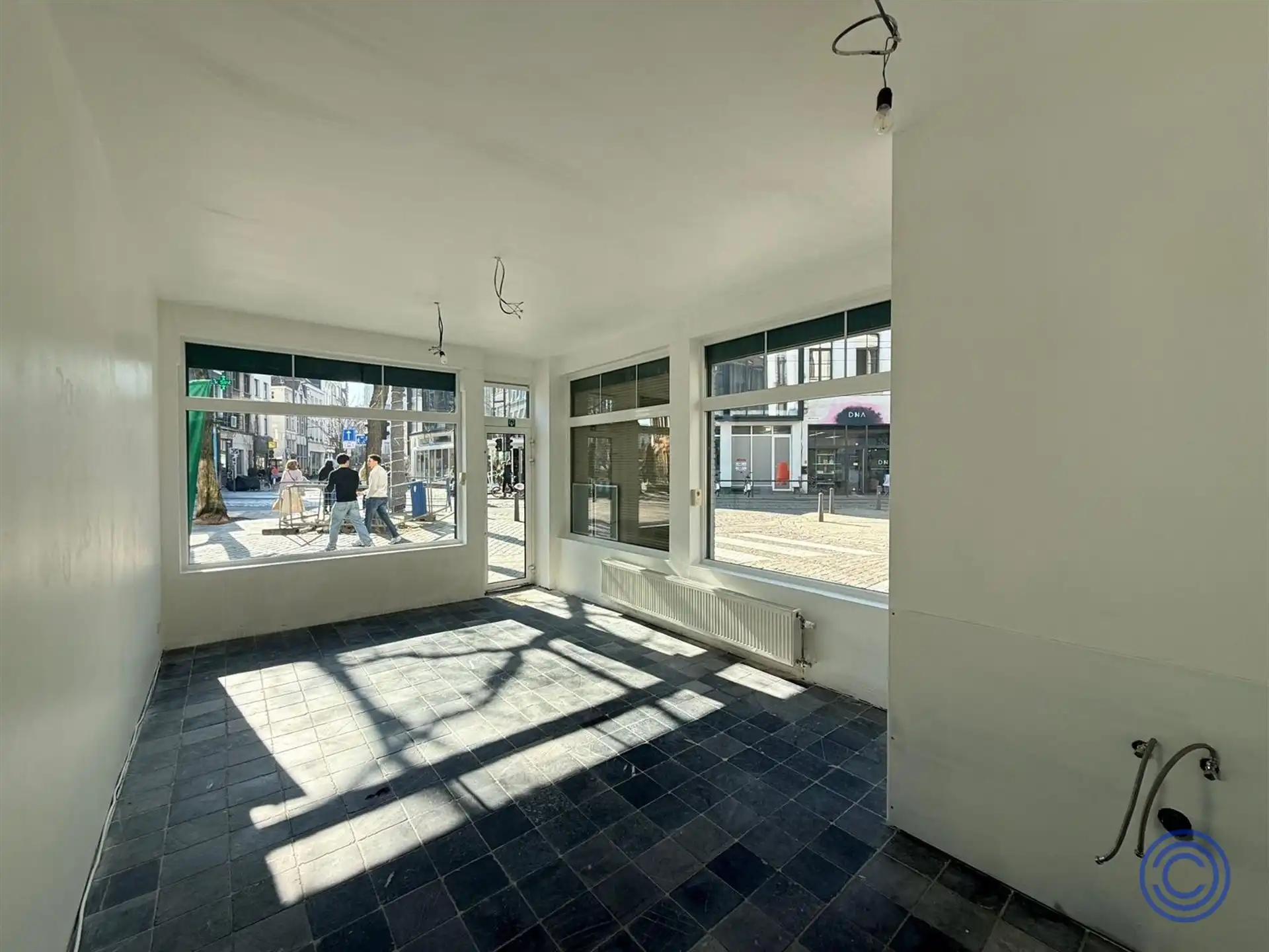 Handelspand op hoeklocatie met veel passage in Antwerpen foto 3