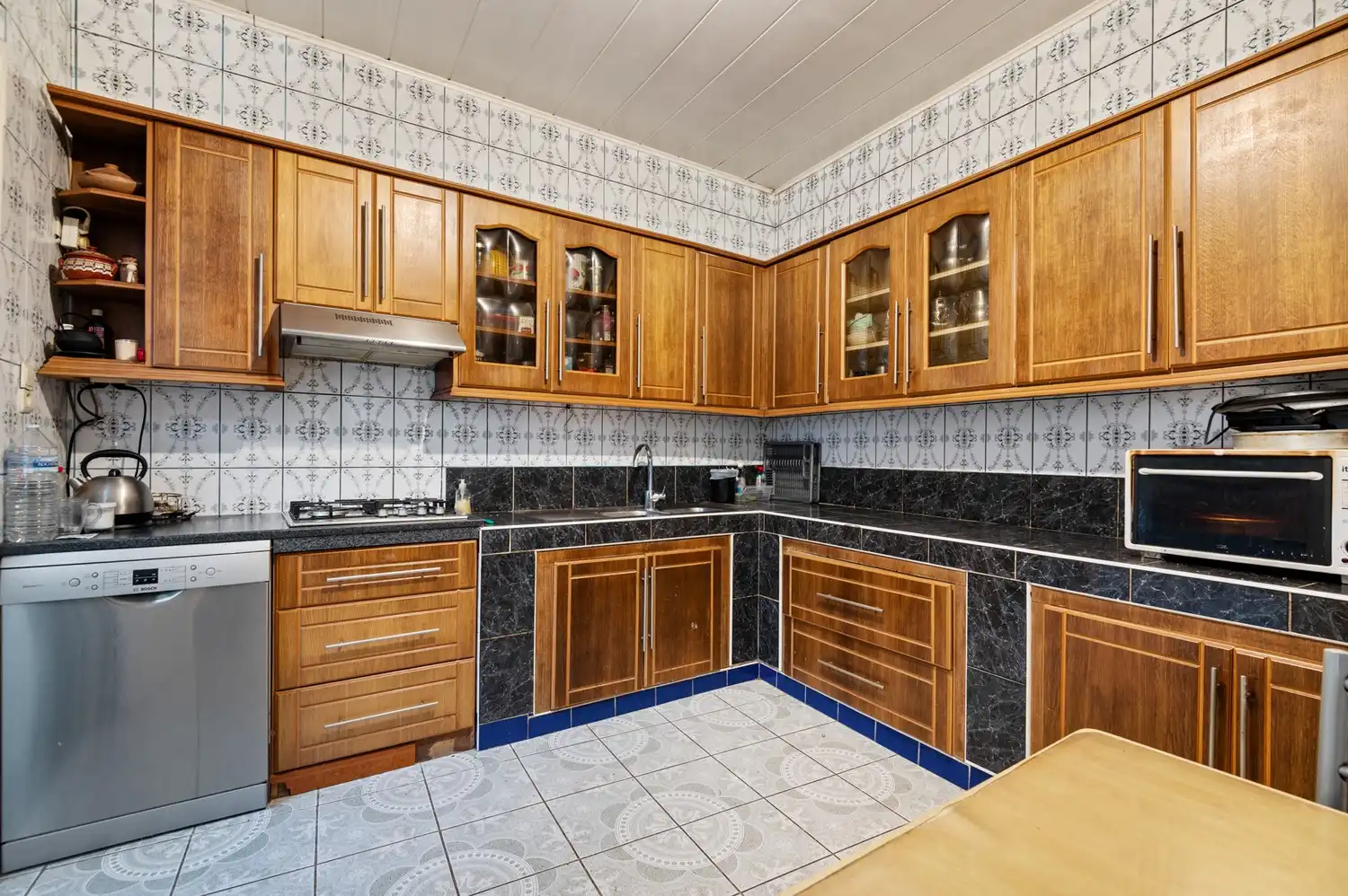 Opbrengsteigendom met een groot magazijn en 3 appartementen te koop! foto 11