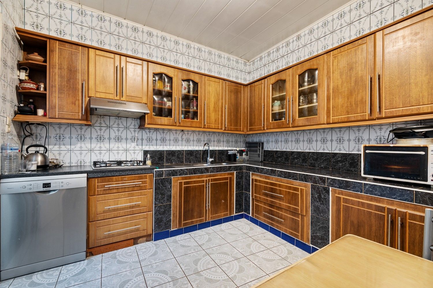 Opbrengsteigendom met een groot magazijn en 3 appartementen te koop! foto 11