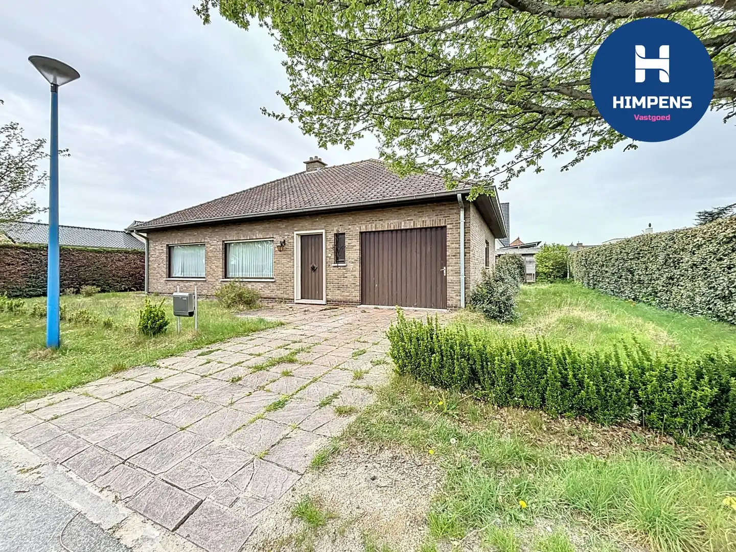 Hoofdfoto van de publicatie: Te renoveren villa met grote tuin en uitbreidingsmogelijkheden