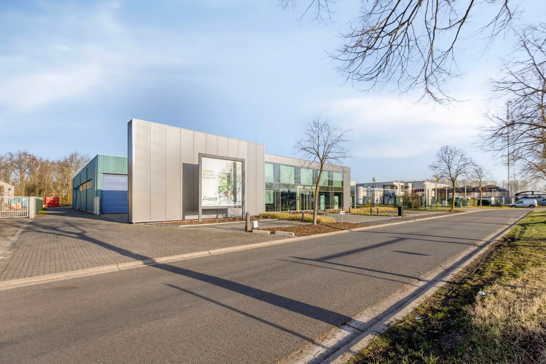 Industriegebouw met tal van mogelijkheden foto {{pictureIndex}}