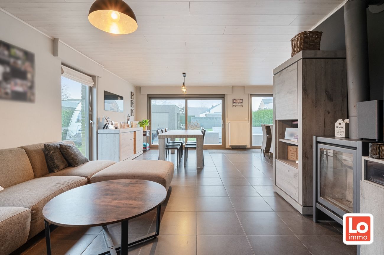 VERKOCHT!! Instapklare halfopen woning met afzonderlijke garage op toplocatie in hartje Lochristi! foto 4