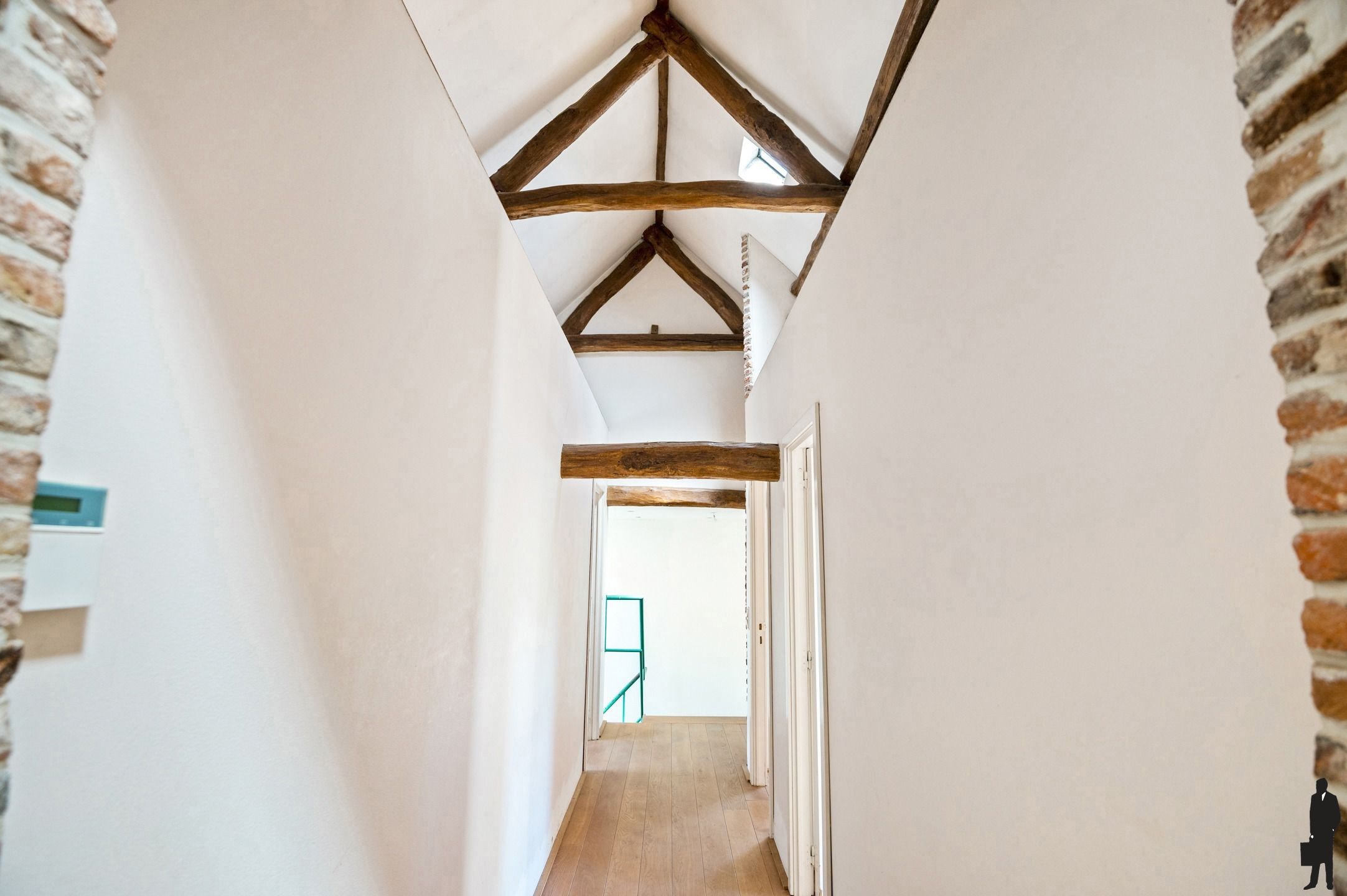 Unieke te renoveren hoevewoning met mooie parktuin foto 25