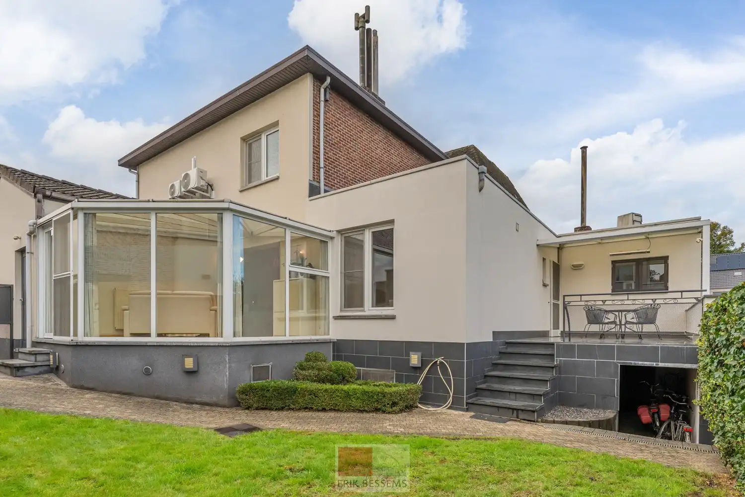 Charmante, op te frissen woning met 4 slaapkamers en inpandige garage. foto 35