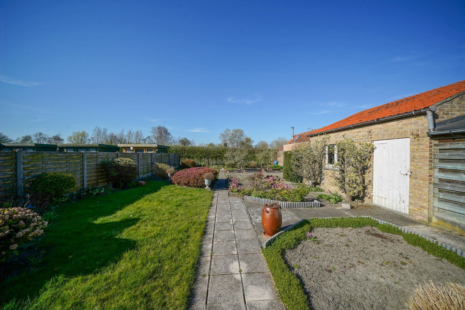 Hoofdfoto van de publicatie: Ruime woning met garage en zonnige tuin tussen Oudenburg en Zandvoorde