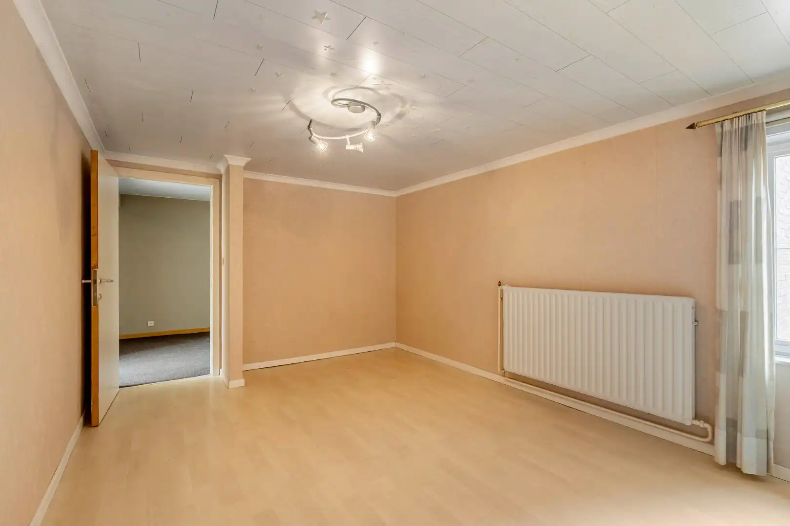 Comfortabel, zeer ruim appartement met 4 slaapkamers, terras en garage in het centrum van Neeroeteren!  foto 29