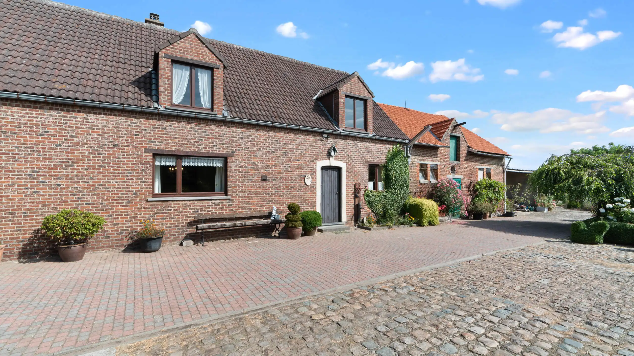 TIELT-WINGE- Ruime woning met bijgebouwen, binnenkoer op 96a foto 4