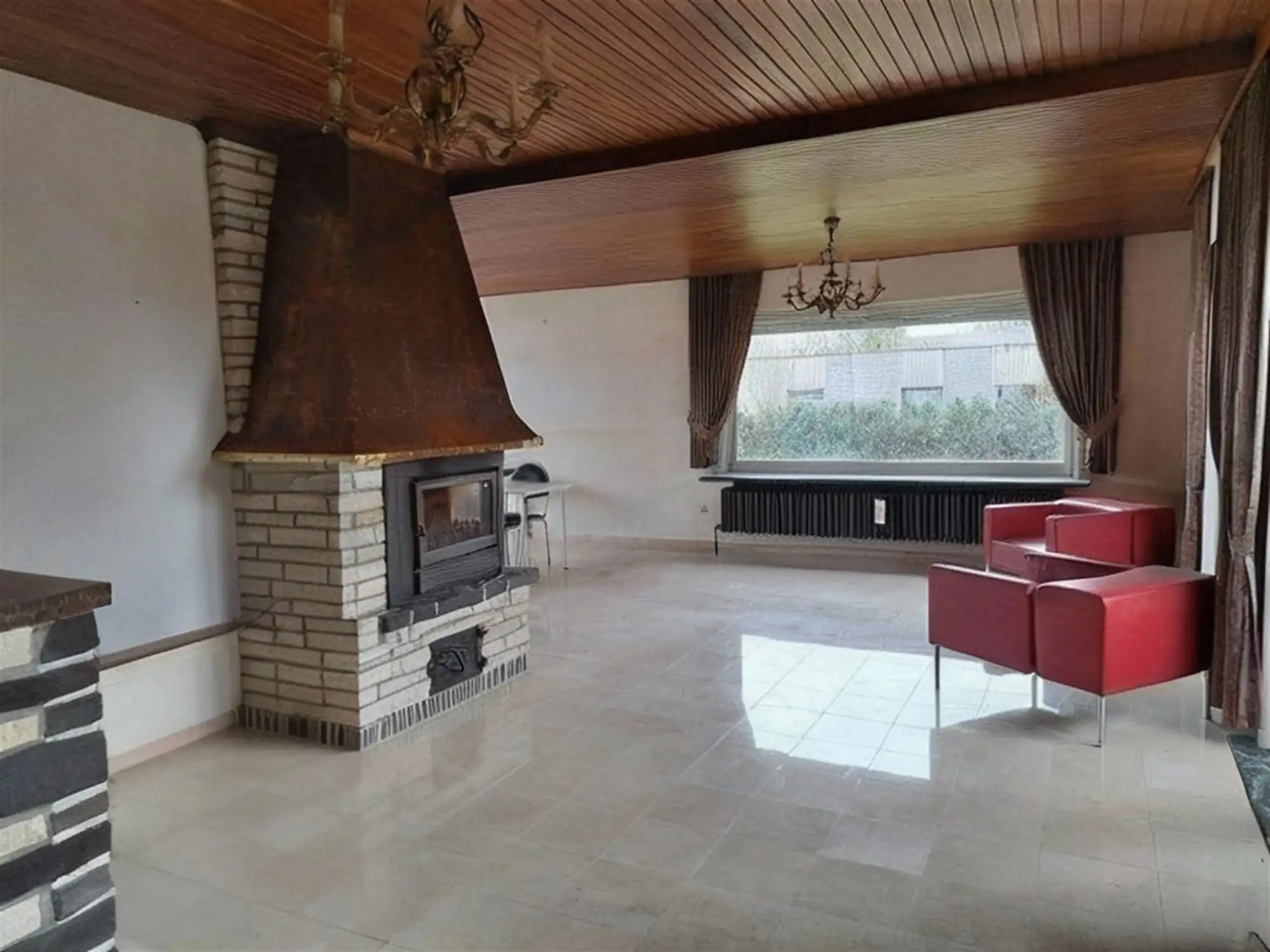 Villa met 4 slaapkamers, grote garage, veel parkeergelegenheid en een afgesloten tuin. foto 5