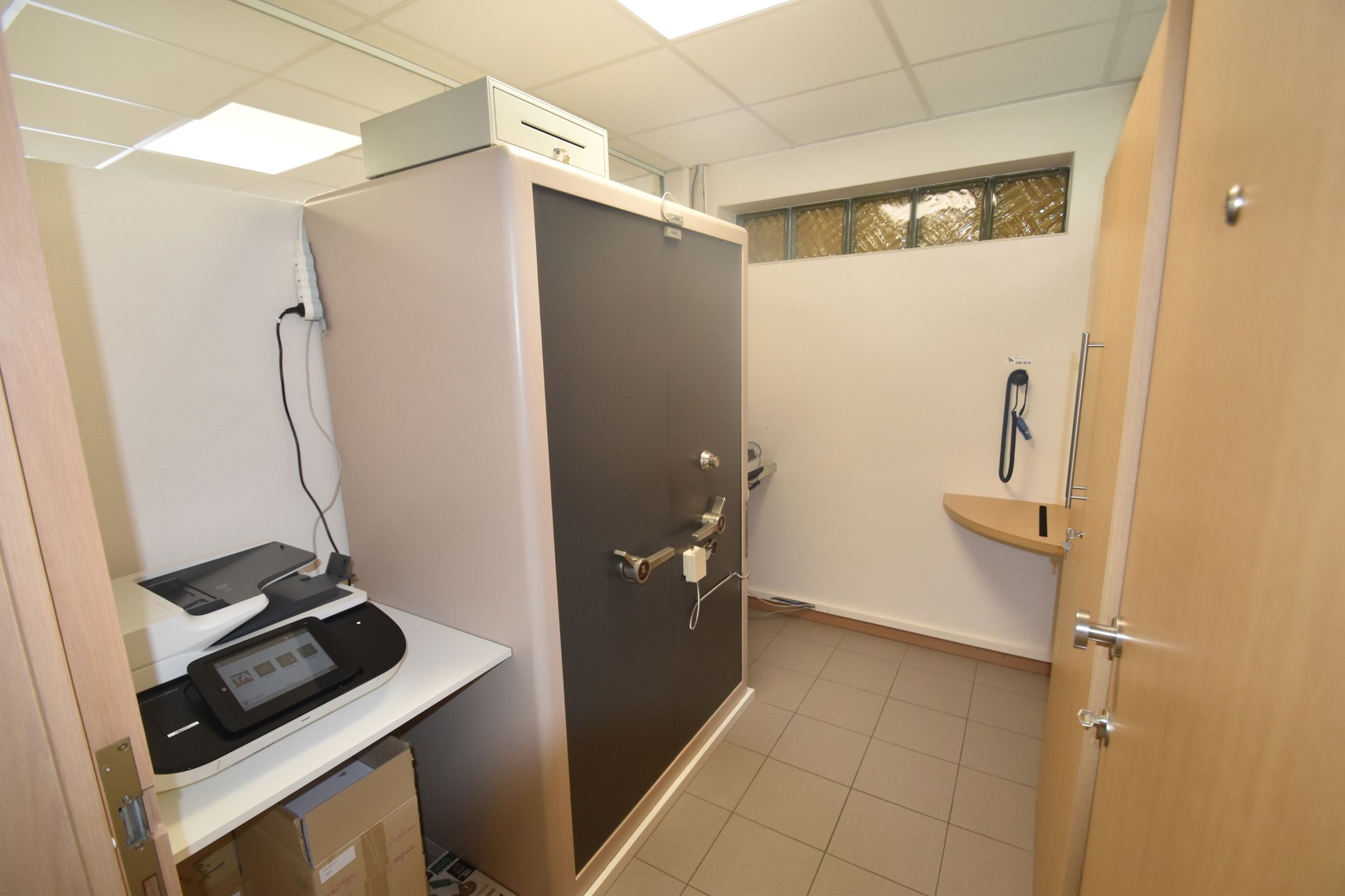 Instapklare villa/bungalow met aansluitend een kantoorruimte/handelsgelijkvloers op ruim perceel van +/- 30 are. Meerdere parkeerplaatsen foto 31