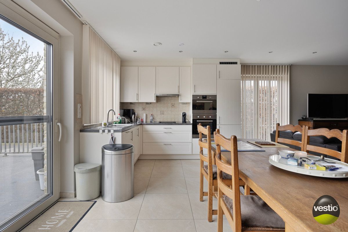 OPBRENGSTEIGENDOM VAN VERHUURD GELIJKVLOERS APPARTMENT MET 1 SLP NABIJ CENTRUM HOESELT. foto 7