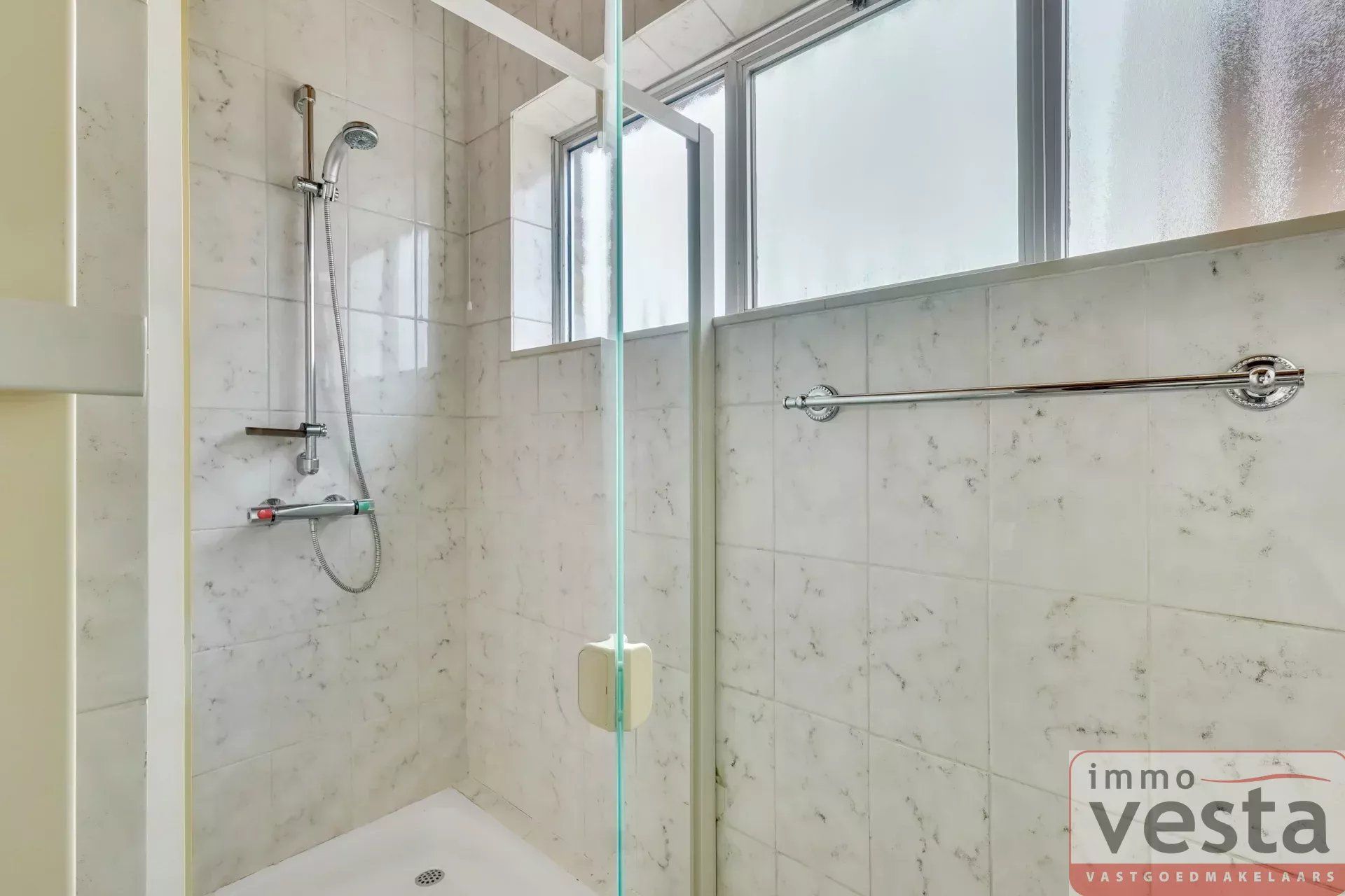 Ruime, op te knappen villa met handelsruimte foto 15