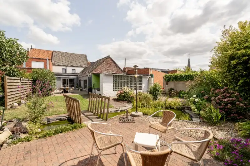 Woning met brede oprit en dubbele garage foto 28