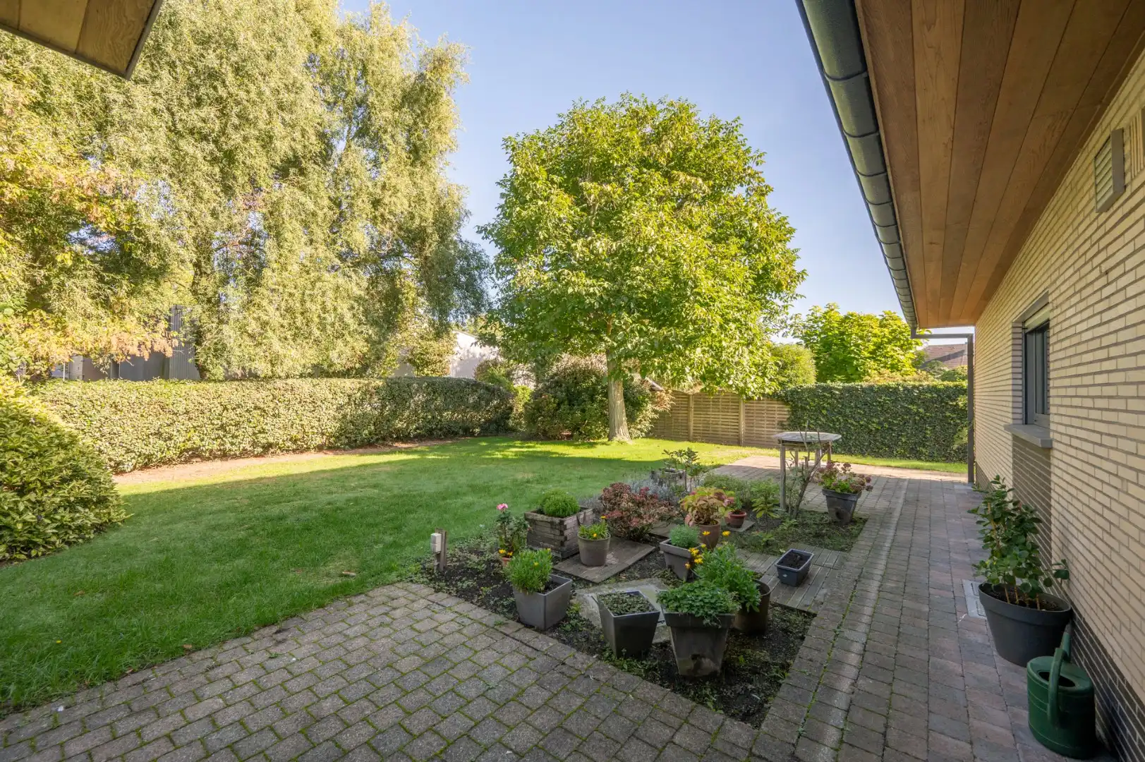 Ruime gezinswoning met heerlijke tuin, rustig gelegen in Sint-Michiels! foto 9