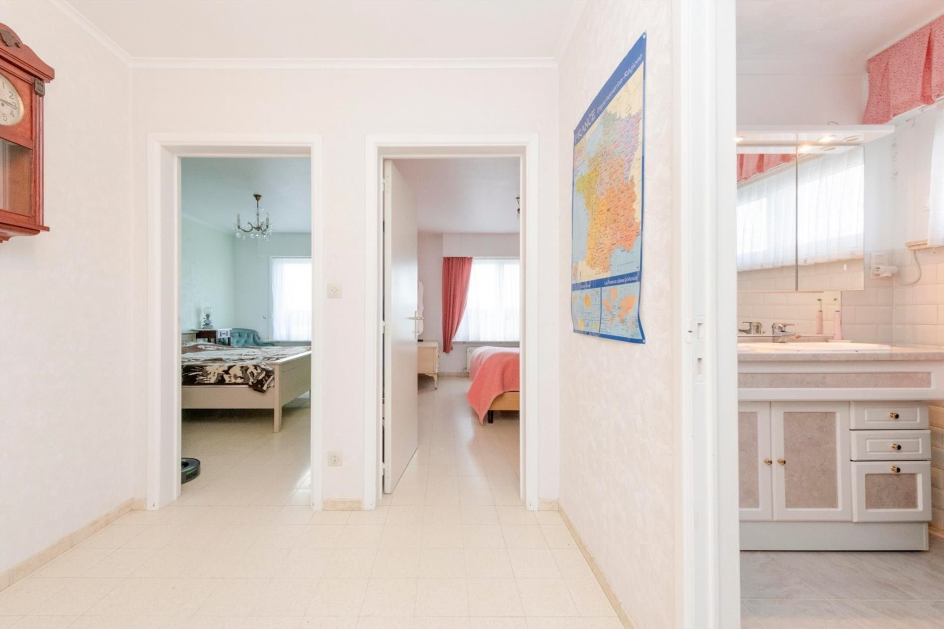 ALLEENSTAANDE WONING OP 1.037 m² MET MAAR LIEFST 375 m² BRUIKBAAR VLOEROPP!!! foto 9