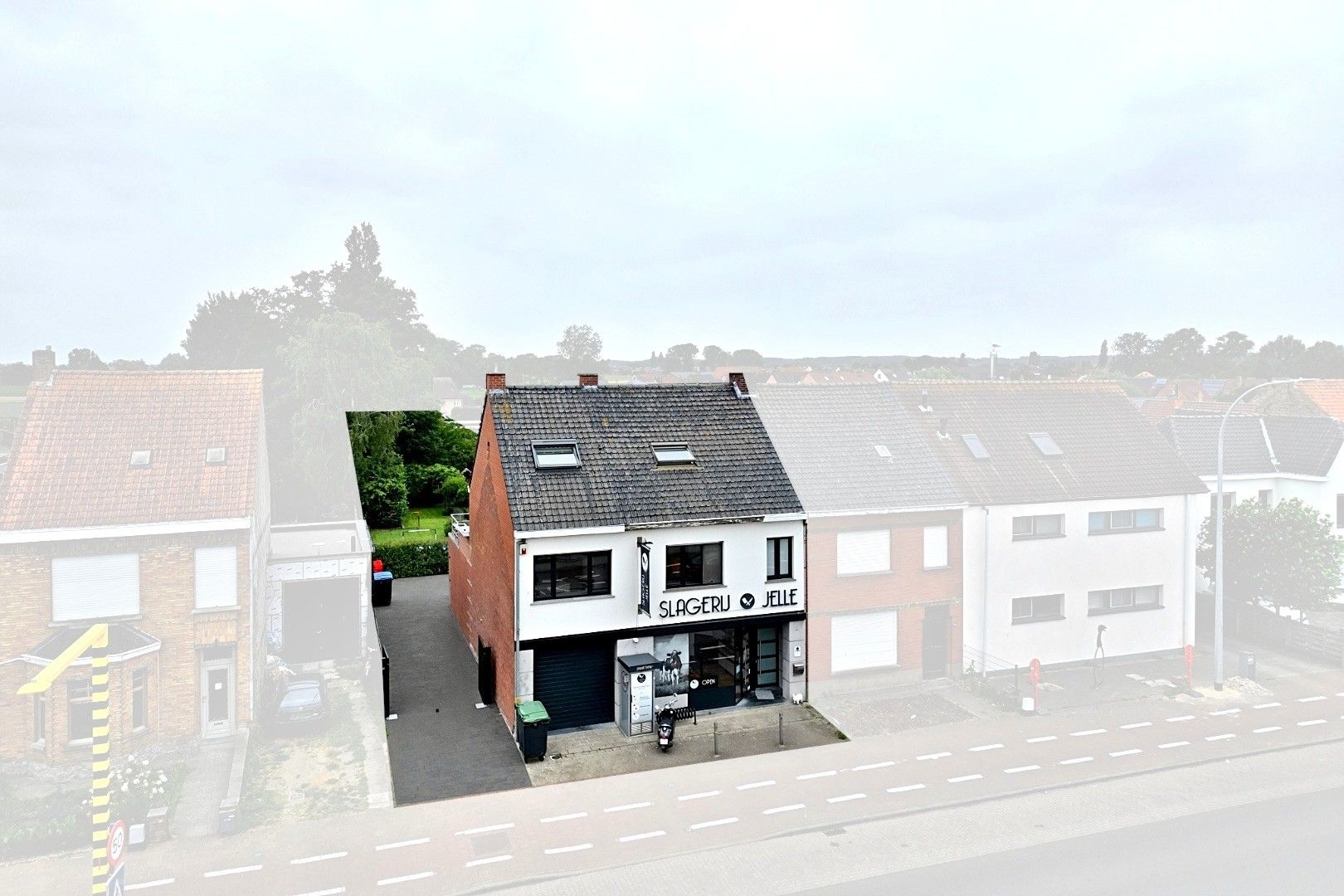 Instapklare handelswoning op toplocatie in Torhout! foto 21