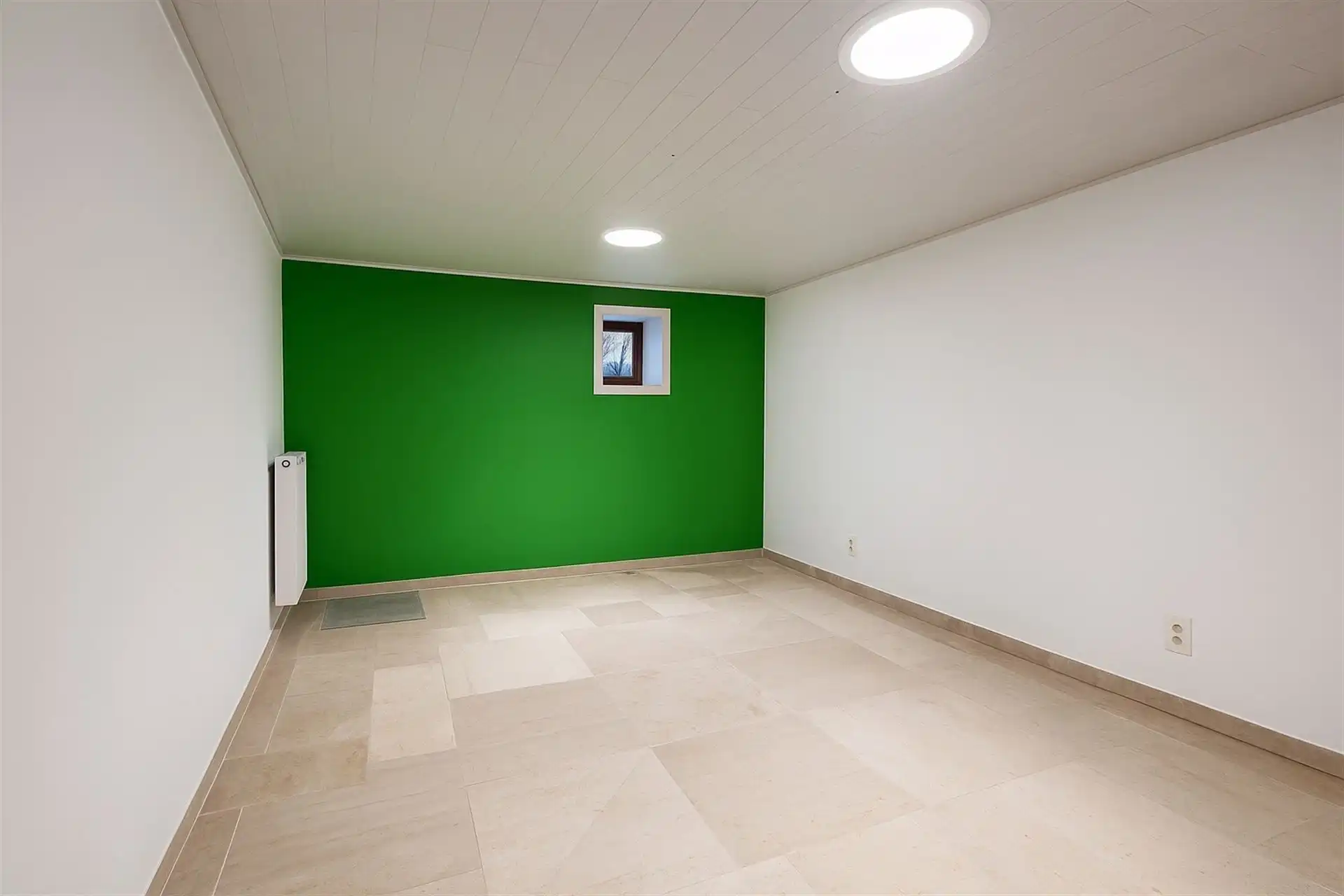 WINKEL MET PARKING VOOR 3 AUTO'S OP EEN COMMERCIELE LIGGING foto 4