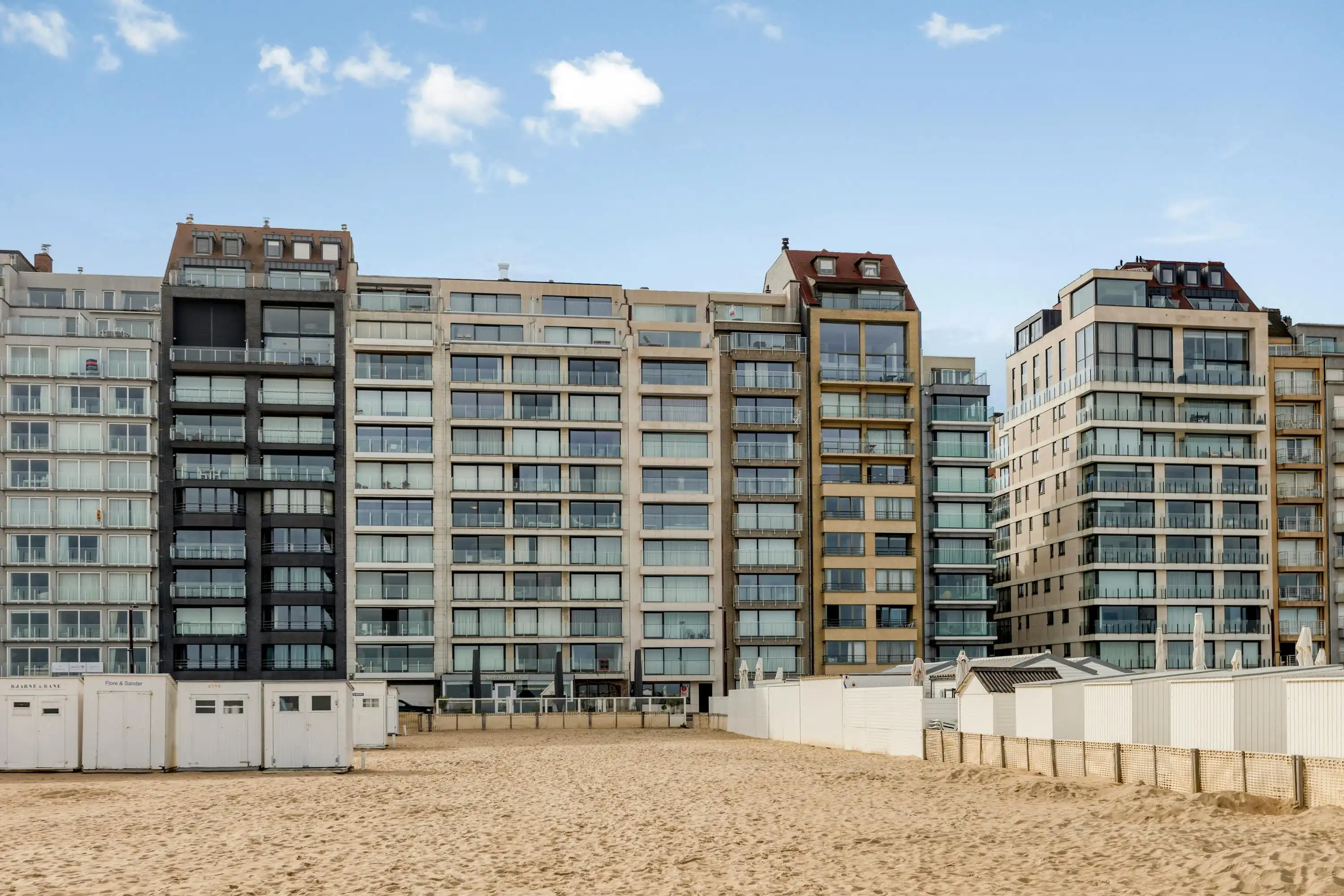 Uniek en ruim appartement te koop op de Zeedijk-Duinbergen foto {{pictureIndex}}