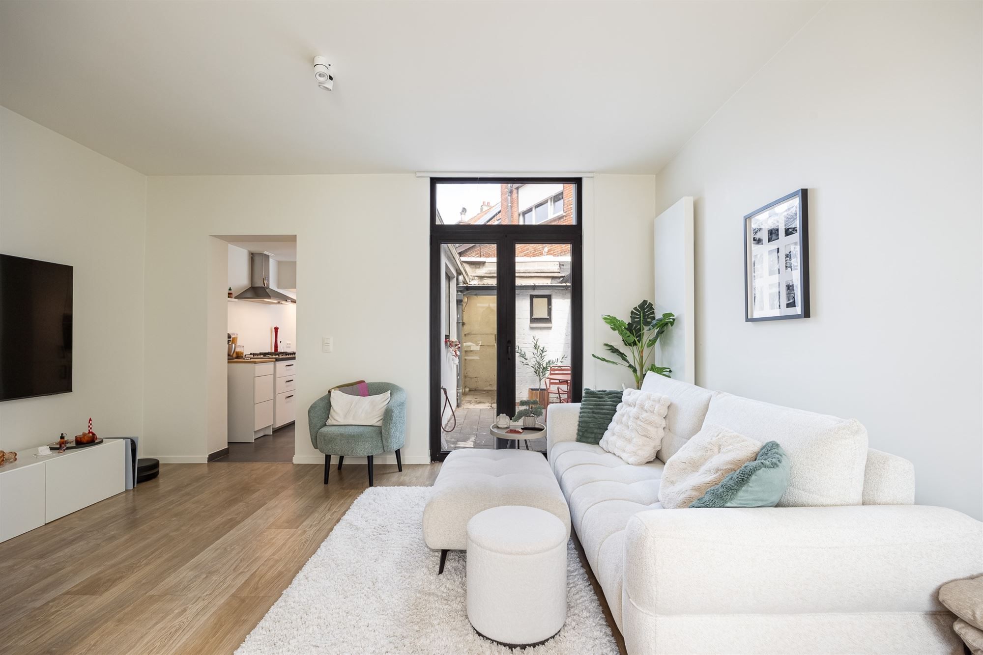 Instapklare woning met 3 slaapkamers en stadskoer foto {{pictureIndex}}