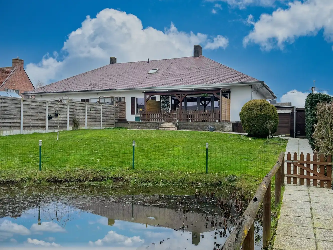 Instapklare, vernieuwde woning met zonnige tuin (821m²)! foto {{pictureIndex}}