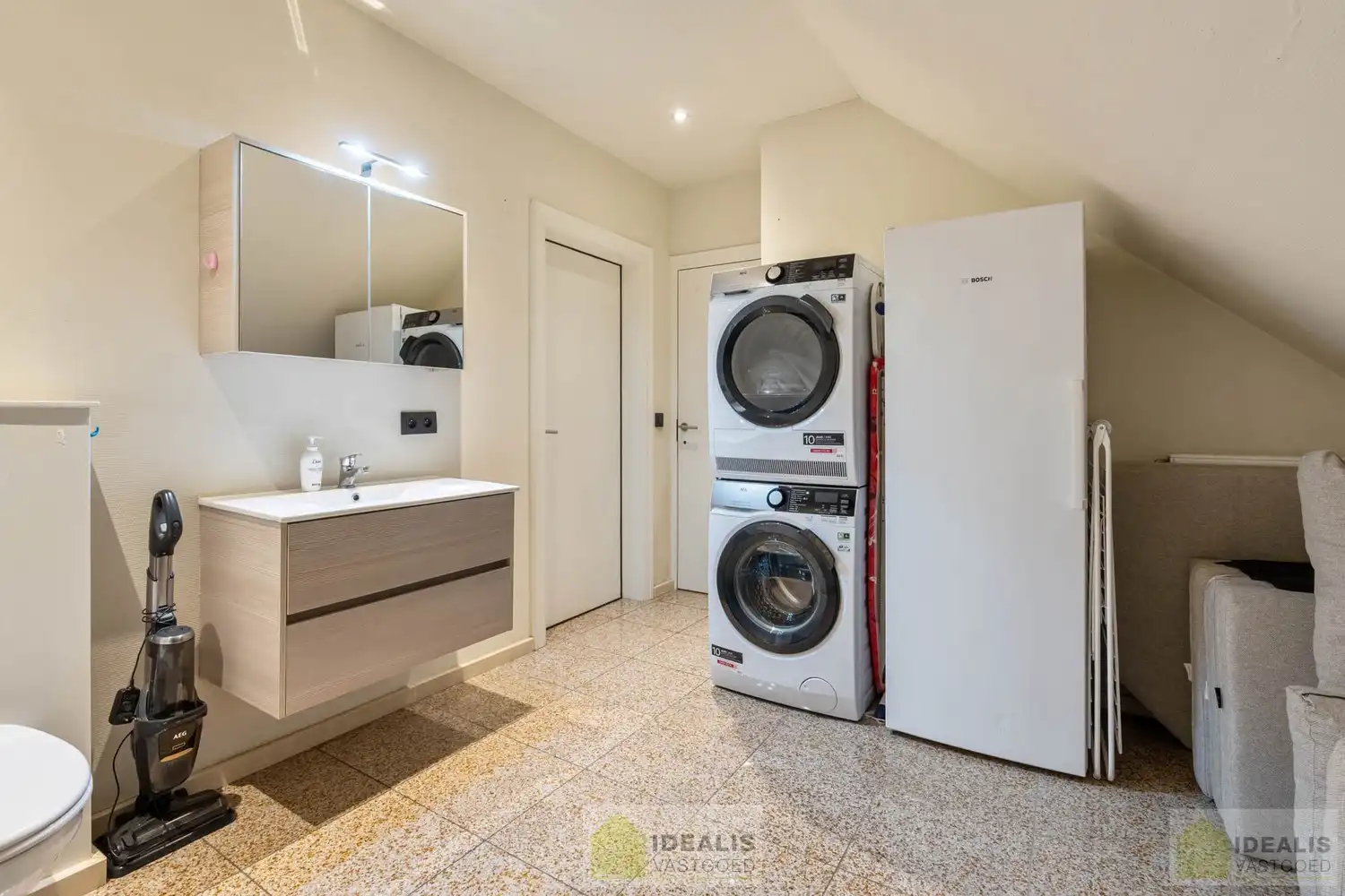 IDEALIS VASTGOED - Gerenoveerd duplex appartement gelegen op het Itterplein in het Brouwershof, kortom wonen op een unieke locatie in een pand met een rijke geschiedenis!! Dit ruime duplexappartement omvat maar liefst ca.155m² bewoonbare oppervlakte en voorzien van een ruime woonkamer met aansluitend keuken, badkamer voorzien van bad en douche, 3 slaapkamers en ruim dakterras. Uiterst geschikt voor kandidaten op zoek naar een instapklaar duplex appartement op een toplocatie midden in hartje Opitter, Bree! foto 24