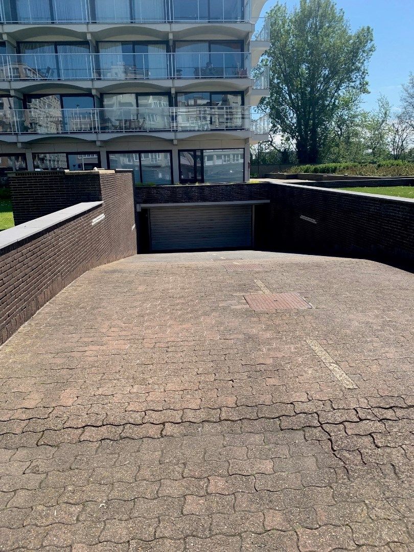 Autostaanplaats in overdekt garage complex van residentie Equus foto 2