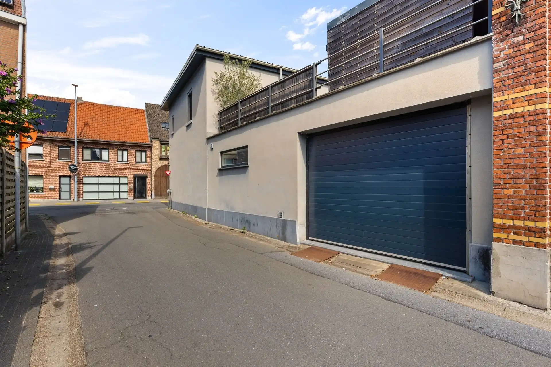 ruime woonst nabij centrum Stekene met inpandige garage foto 2