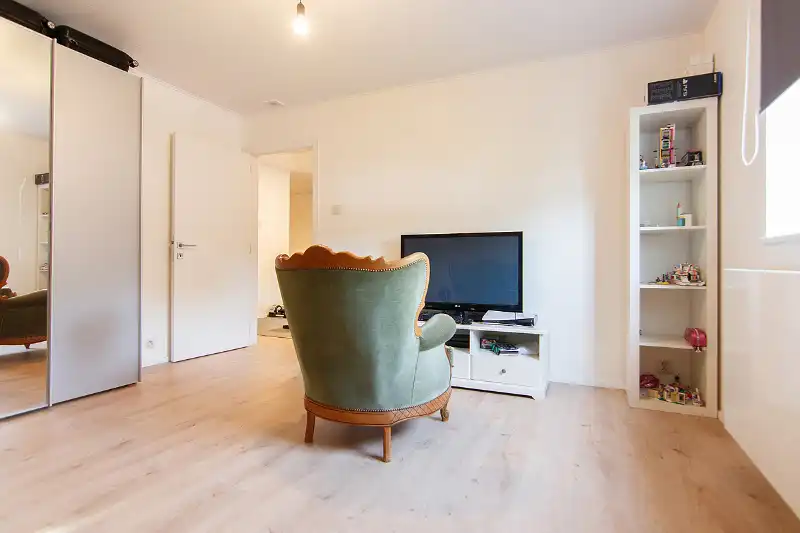 Rustig gelegen, ruime woning op een perceel van 6 aren 65 centiaren. Riante indeling met 4 slaapkamers en een open leefruimte die uitgeeft op de tuin. foto 22