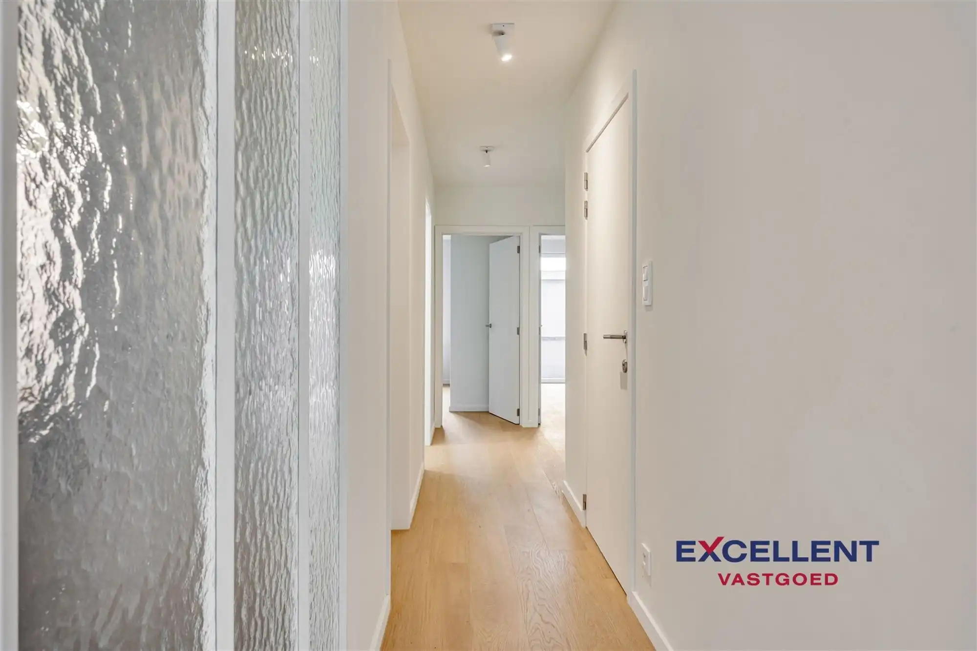 Volledig gerenoveerd 2-slaapkamer appartement centrum Deinze te huur foto 5