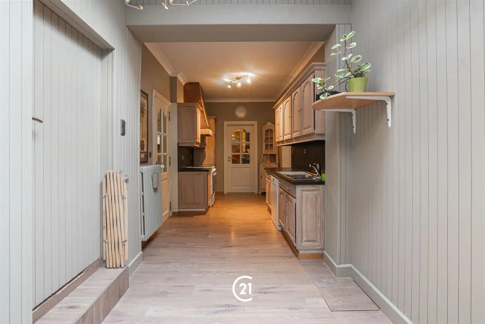 Een ruime woning met karakter, tuin, garage op een interessante locatie.  foto 7