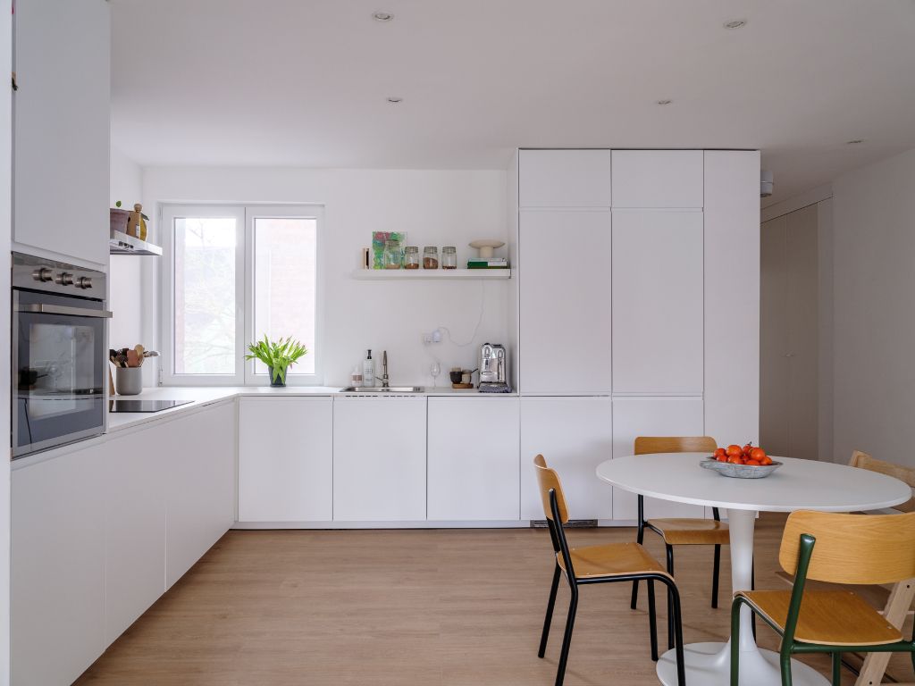 Stijlvol en lichtrijk 2-slaapkamer appartement met terras op wandelafstand van het historisch centrum. foto 8