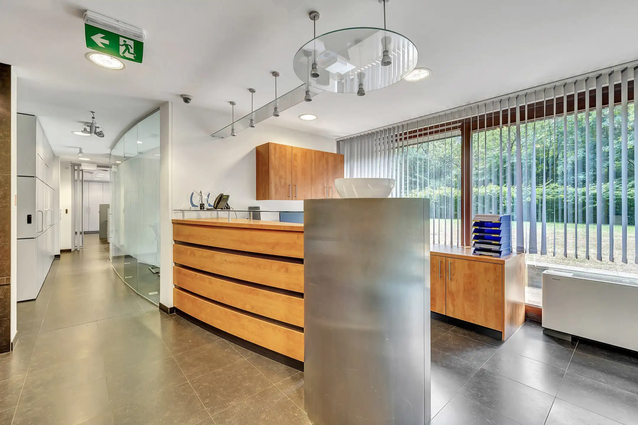 Instapklaar commercieel gelijkvloers op strategische locatie foto 8