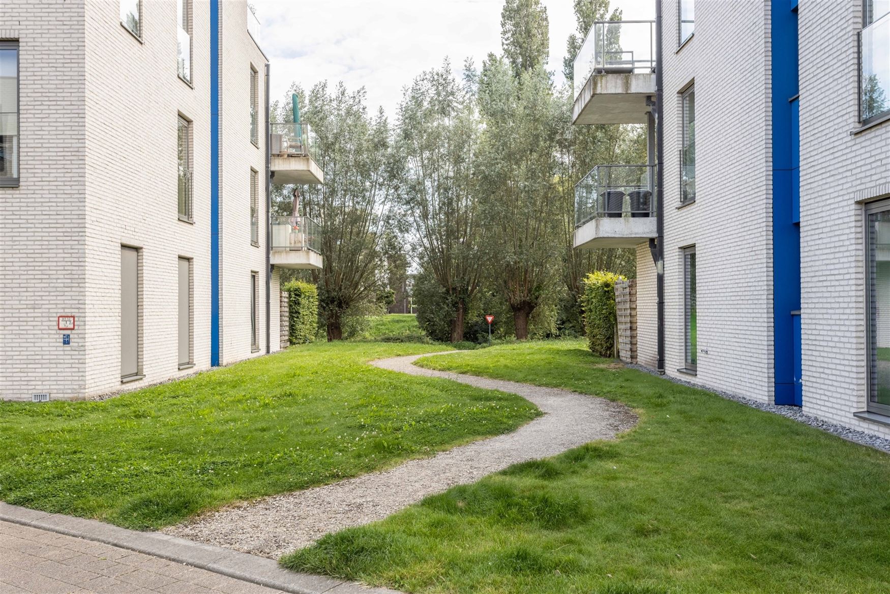 Instapklaar appartement met terras en tuin foto 10