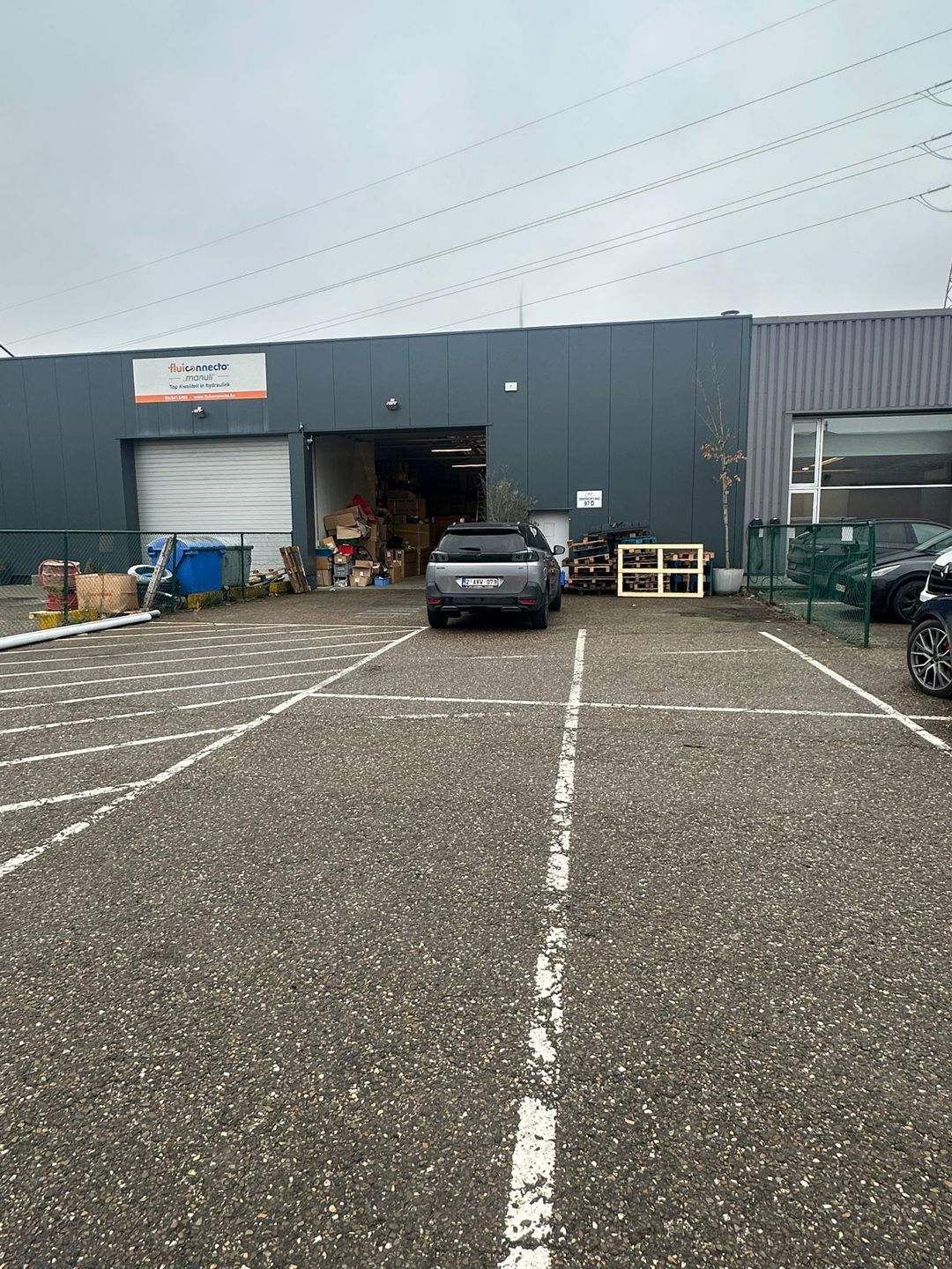 Kmo-unit TE HUUR langs drukke verkeersader Noorderlaan. foto {{pictureIndex}}