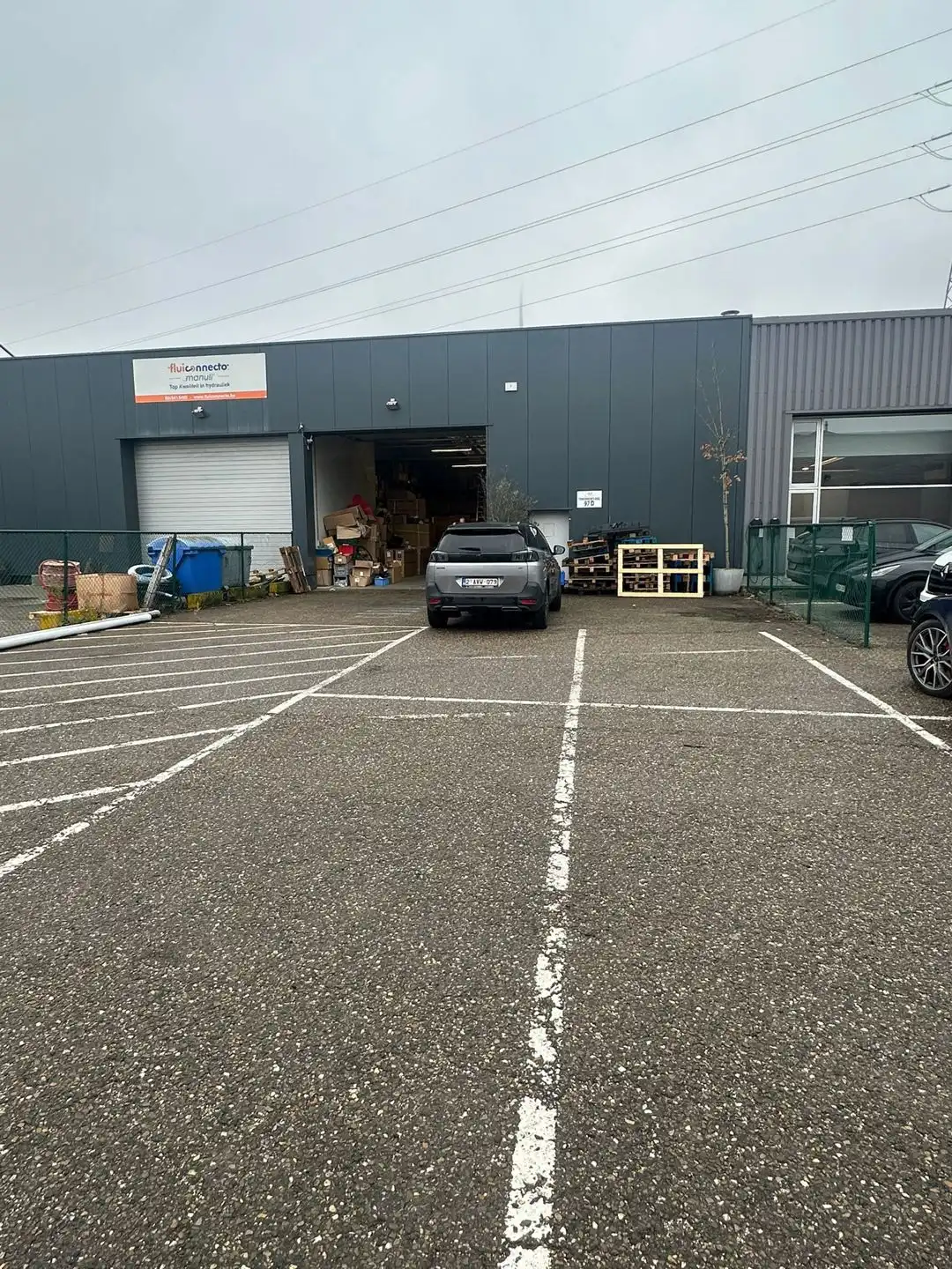 Kmo-unit TE HUUR langs drukke verkeersader Noorderlaan. foto {{pictureIndex}}