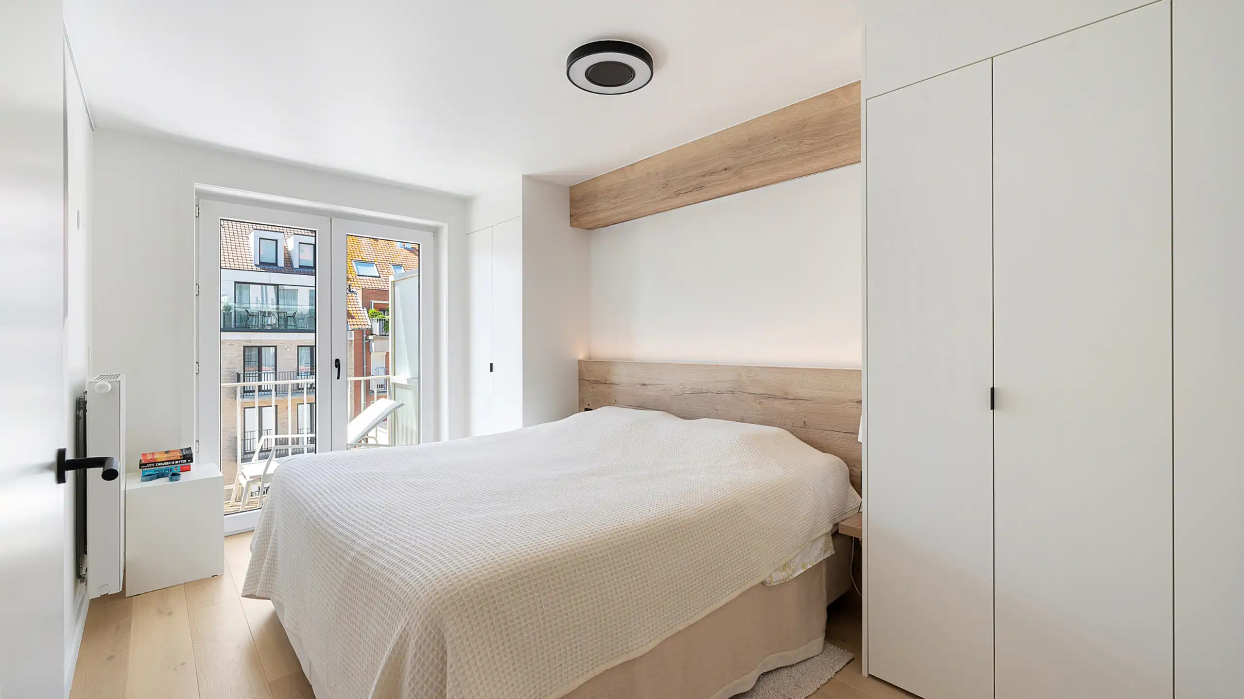 Lichtrijk gerenoveerd appartement met open zichten foto 25