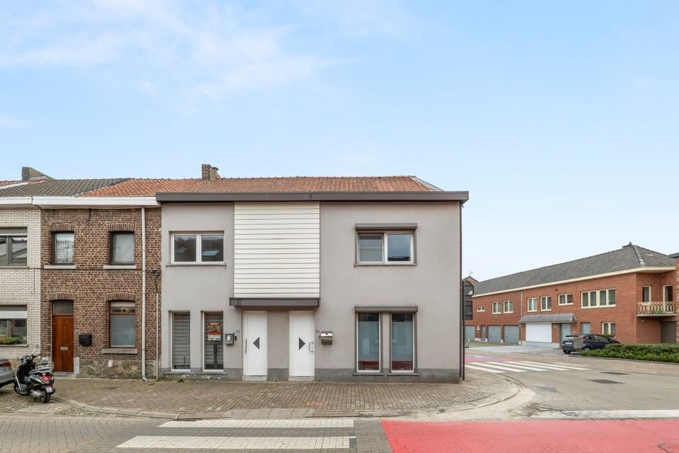 INSTAPKLARE HALFOPEN BEBOUWING MET ZONNEPANELEN EN TERRAS IN TONGEREN foto {{pictureIndex}}