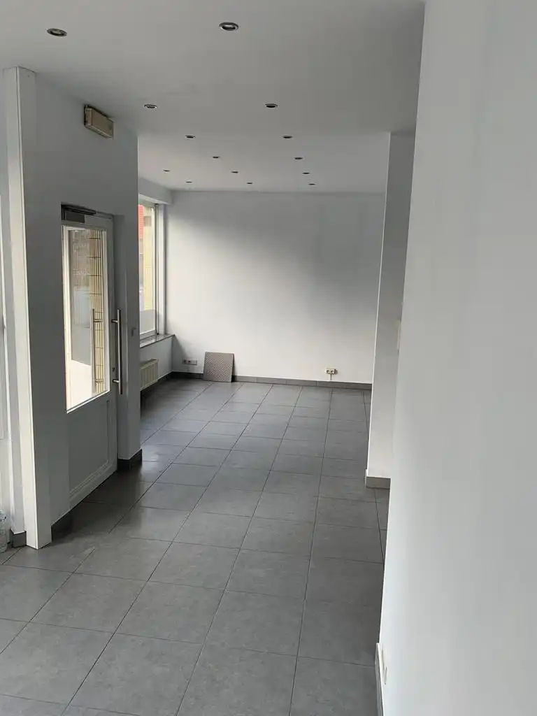 Commercieel gelijkvloers van +/- 71m² te Ternat! foto 2