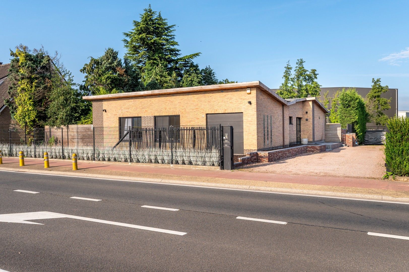 Gelijkvloerse villa met verwarmd zwembad op 1.056 m² in Zwijndrecht! foto {{pictureIndex}}