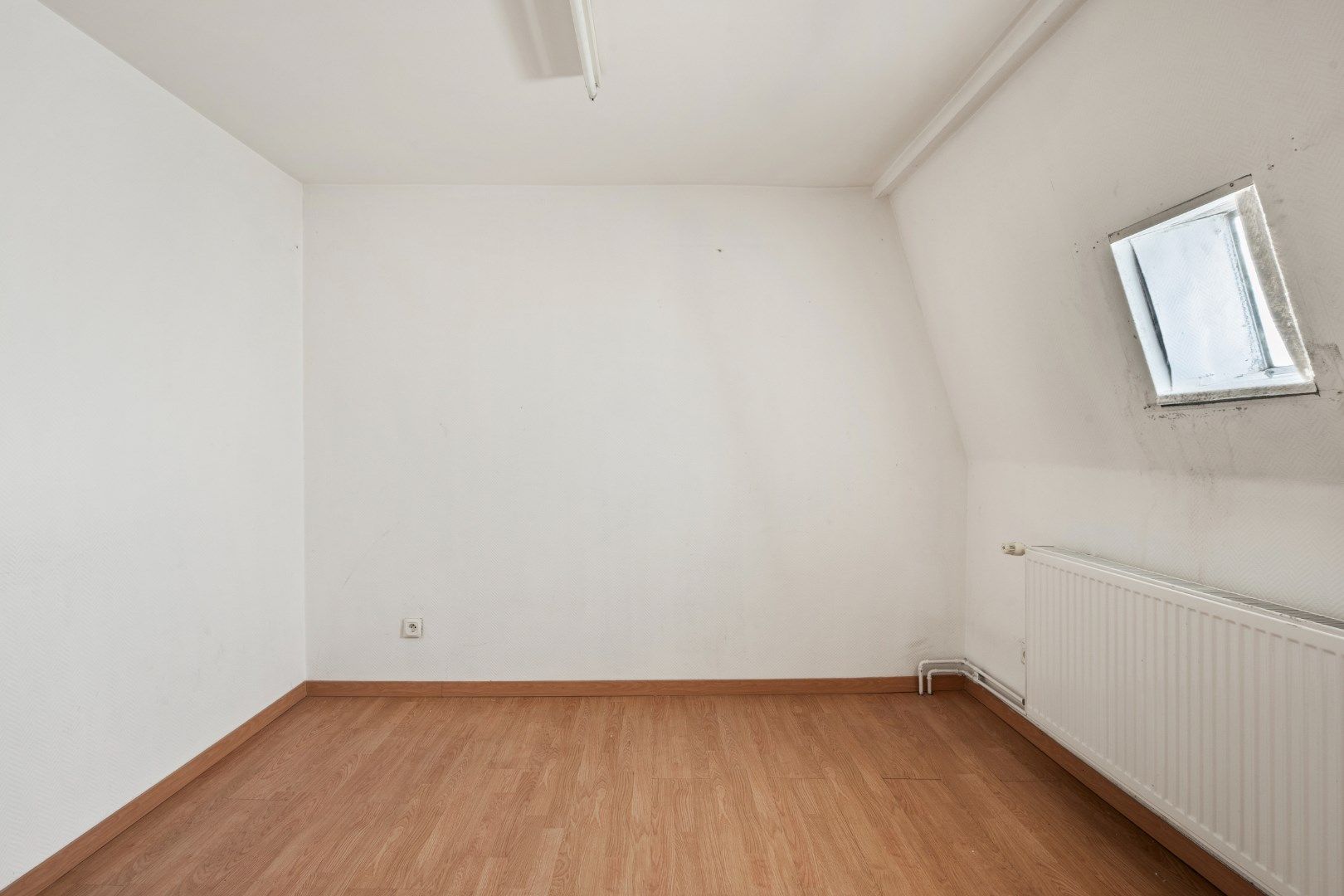 Te renoveren hoekwoning op strategische ligging foto 11