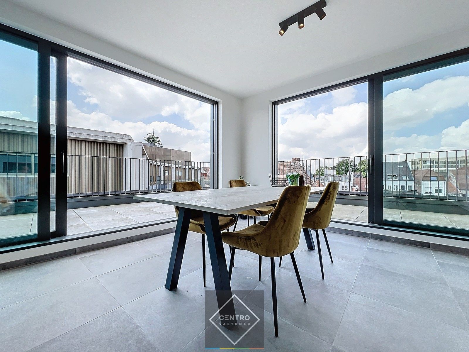 Penthouse (100m²) met RUIME terrassen (33m²) in kleinschalig project pal in het CENTRUM van Kortrijk ! Aankoop aan 6% BTW  mogelijk! foto 4