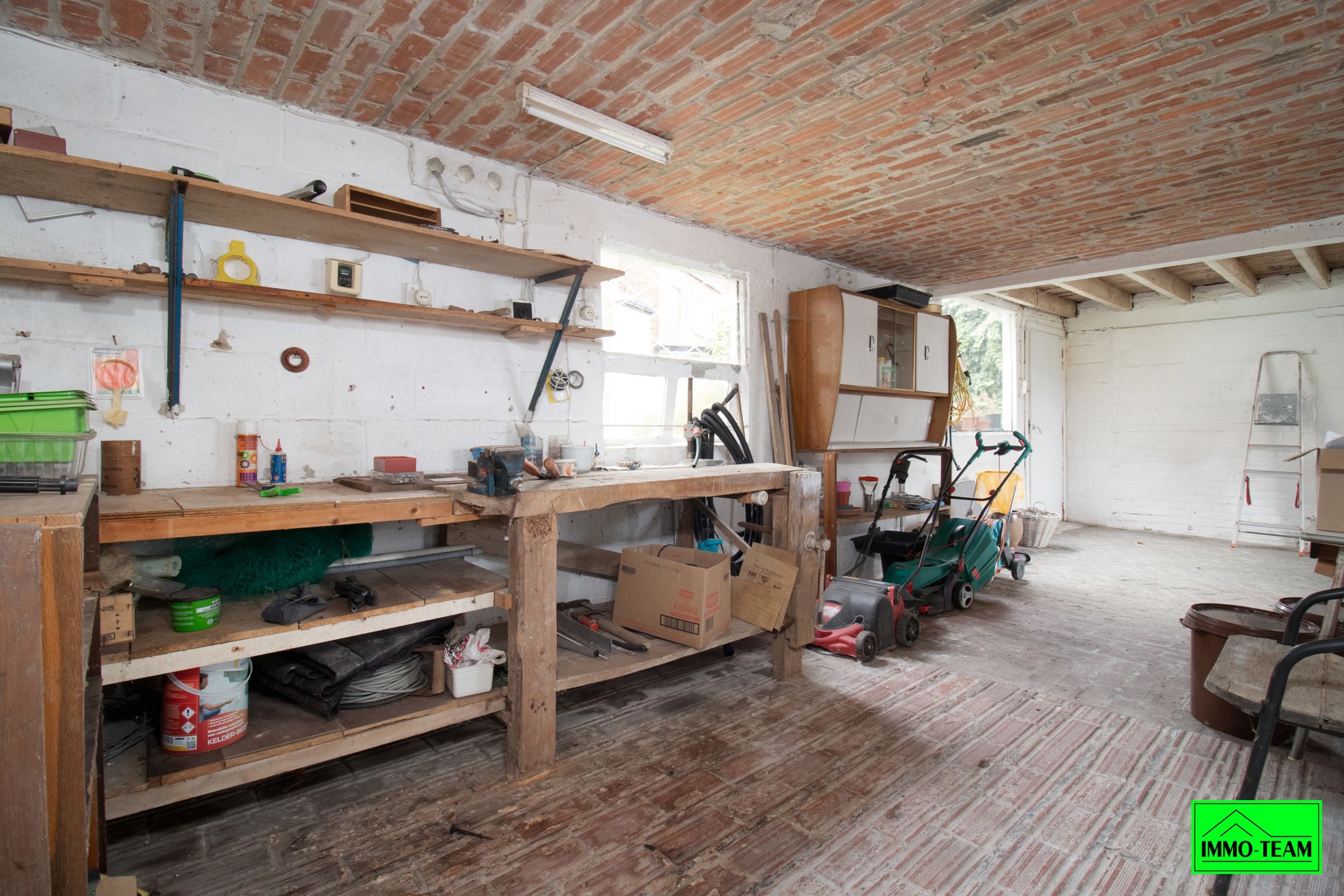 Ruime op te frissen 2-gevelwoning foto 12