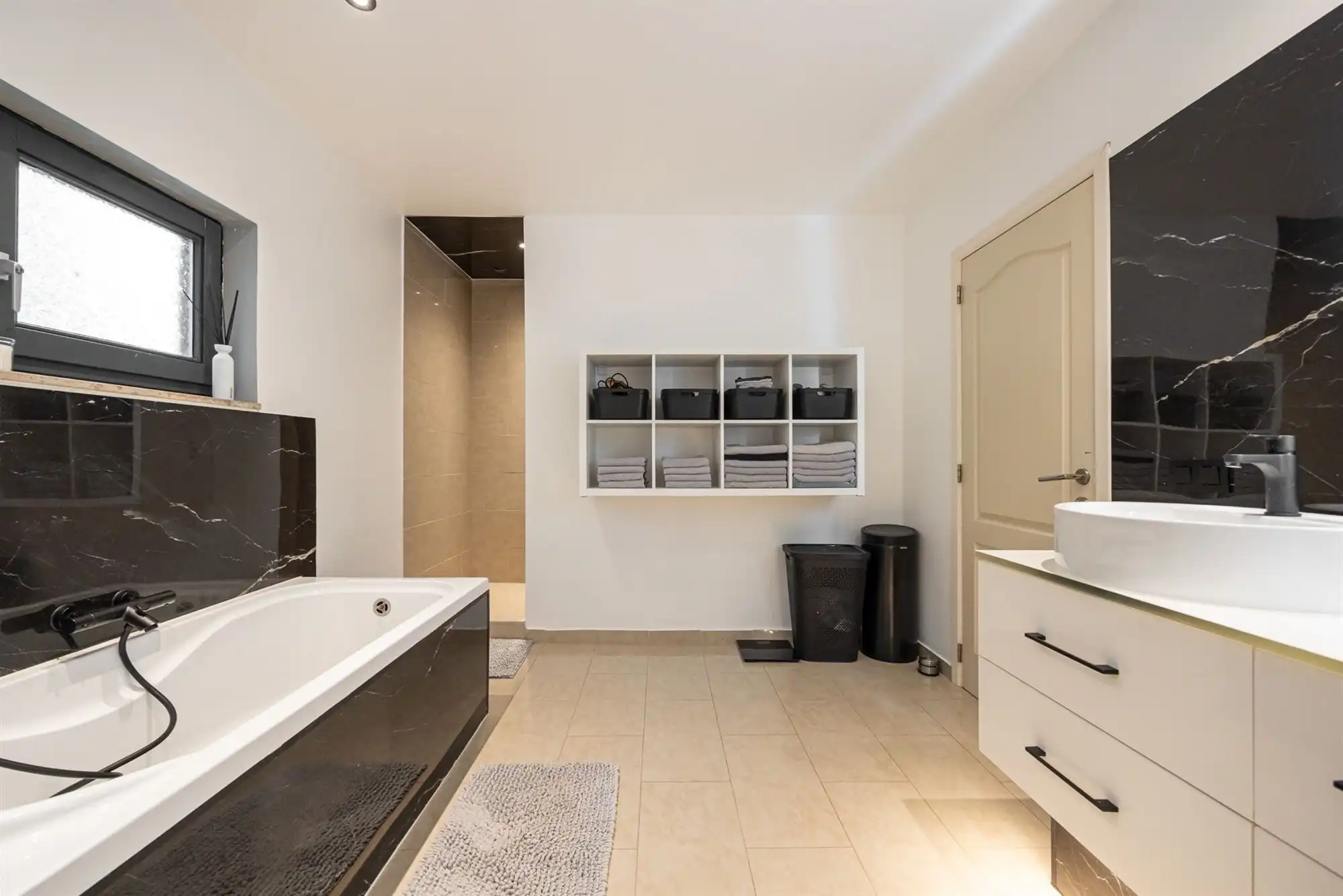 Ruime moderne woning met royale tuin  foto 12