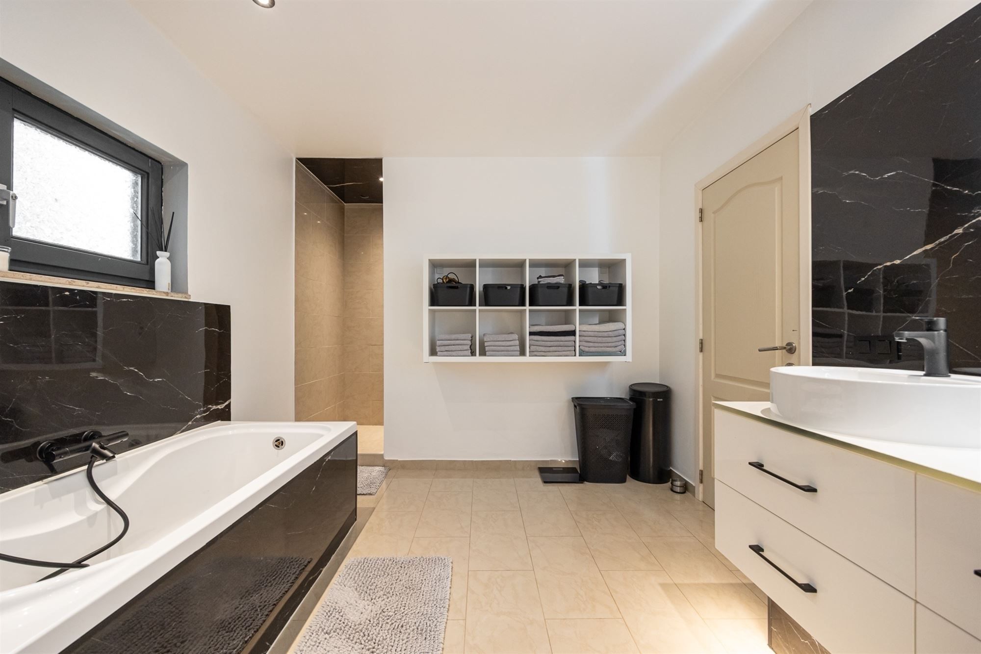 Ruime moderne woning met royale tuin  foto 12